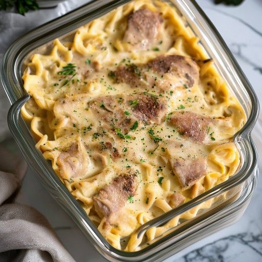 Preparazione di una lasagna cremosa di tacchino e pasta