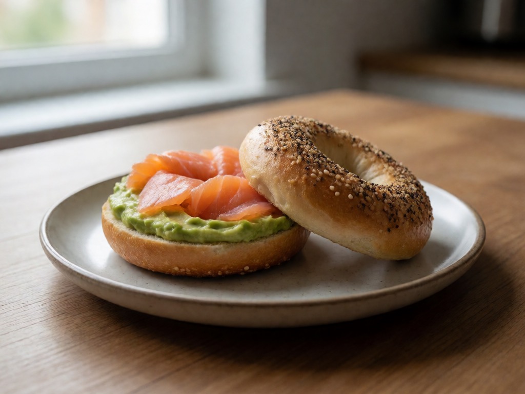 Knusprige Bagel mit Avocado-Creme und Räucherlachs