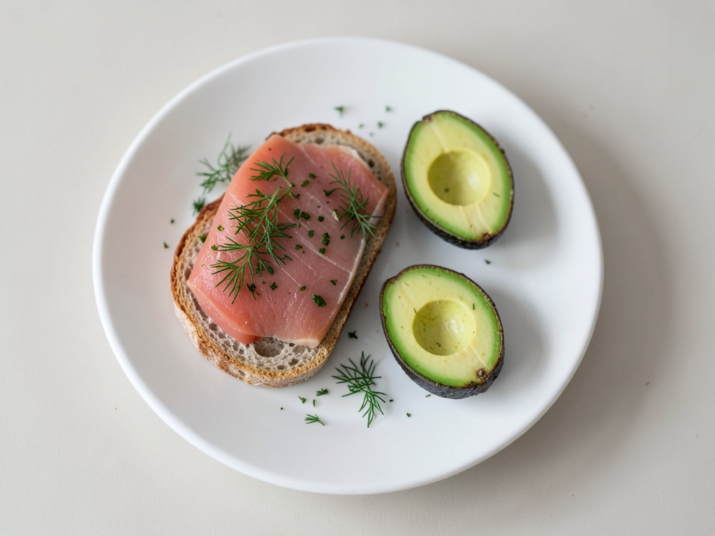 Pane di segale danese con salmone e avocado